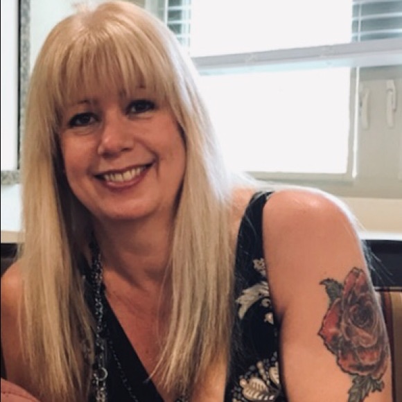 Meet your Posher, Laura - Picture 2 of 10